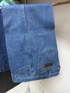 Wrangler Men's Medium Blue Relaxed Fit Jeans